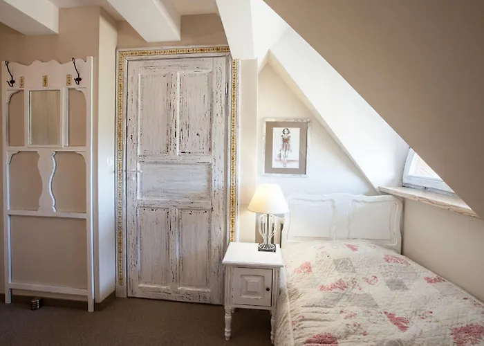 Zabytkowy Spichlerz W Olsztynie Kolo Czestochowy Inn