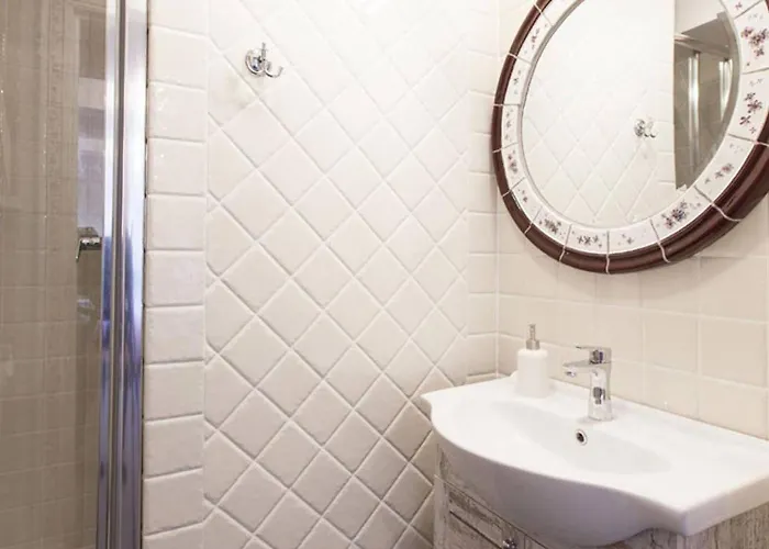 Zabytkowy Spichlerz W Olsztynie Kolo Czestochowy * Olsztyn (Silesia)